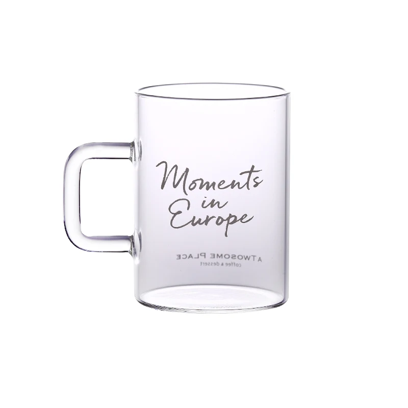 Простая прозрачная стеклянная кружка с белой надписью ручкой кружки для чая и