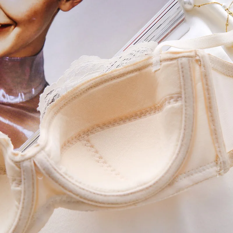 Женский бюстгальтер с эффектом пуш-ап однотонный глянцевый получашкой на