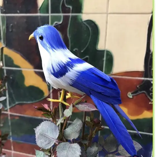 Фото Маленькая имитация синей и белой птицы модель из пенопласта перьев милая