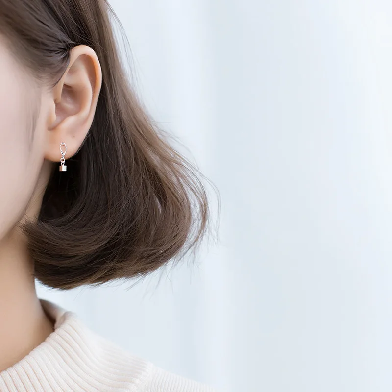 Женские ажурные серьги-кубики маленькие серьги геометрической формы в форме