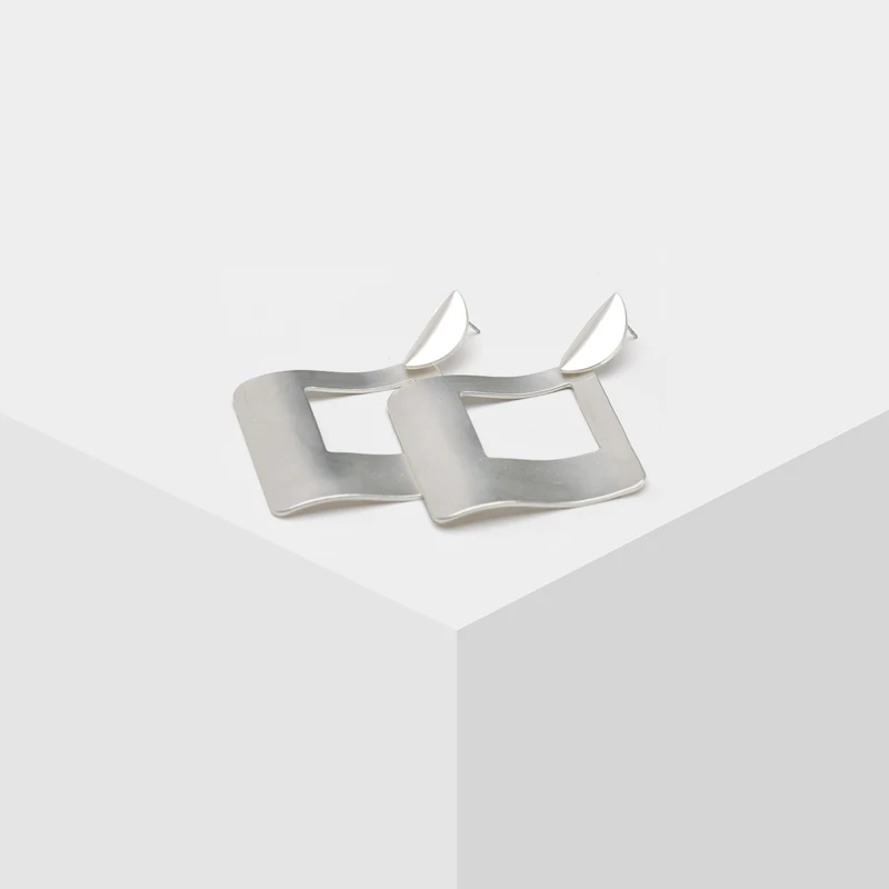 

Amorita boutique Fashion Metal hoopr design earrings