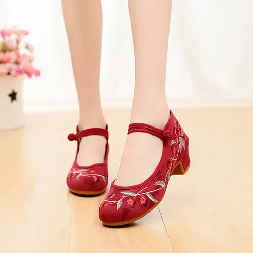 Model 1 Red Veowalk/Винтажные женские джинсовые туфли на каблуке с цветочной вышивкой; парусиновые туфли-лодочки с пряжкой на подъеме для женщин; обувь в стиле «Старый Пекин» - Цвет: Model 1 Red
