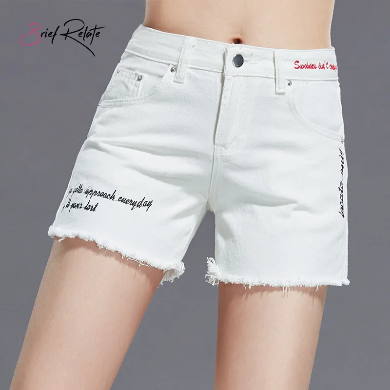 Короткие женские шорты белого и черного цвета с вышивкой надписями повседневные