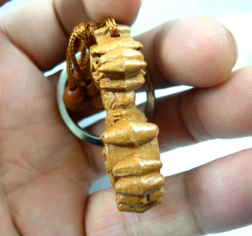 Брелок из натурального красного дерева с трехмерной гравировкой дракона 1 шт. |