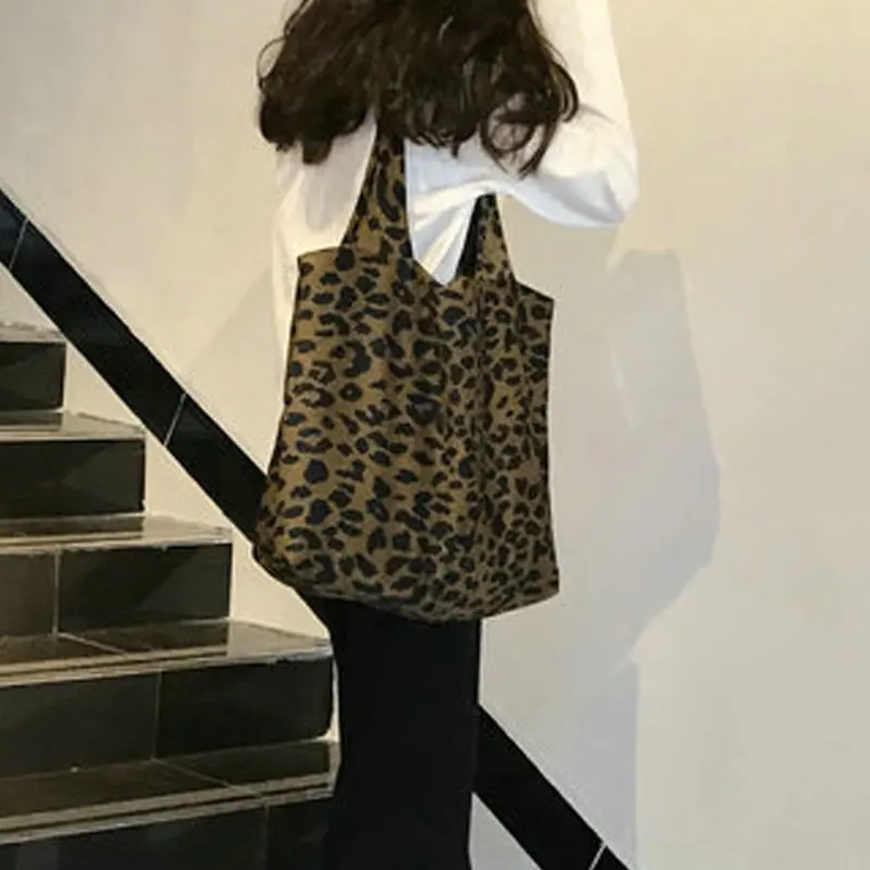 Сумка мессенджер женская с леопардовым принтом большой вместительный саквояж