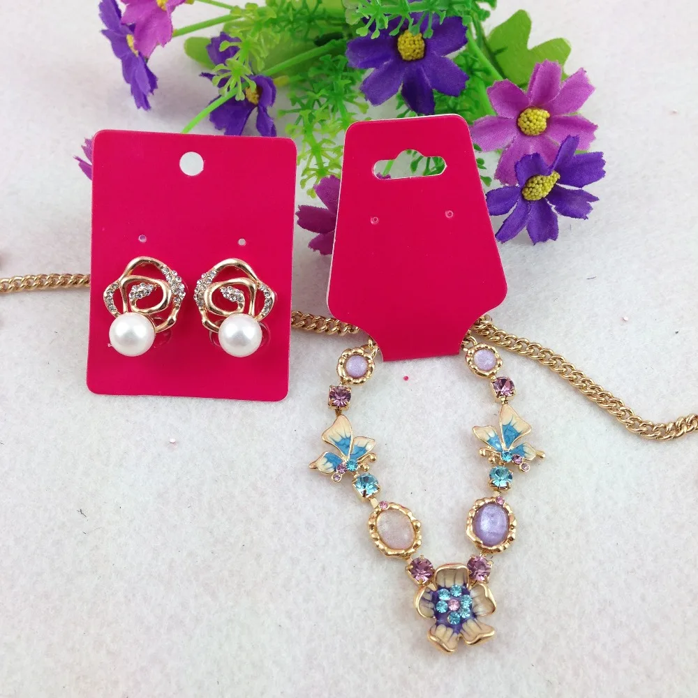 Карточка розово-красная для ожерелья карточка с отверстиями сережек простая