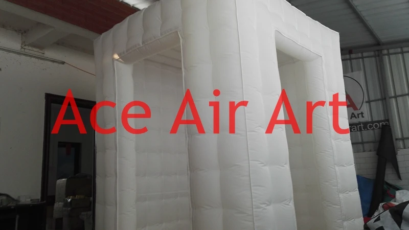 Хорошая дешевая белая надувная фотобудка с 2 дверями и съемными наклейками шторы