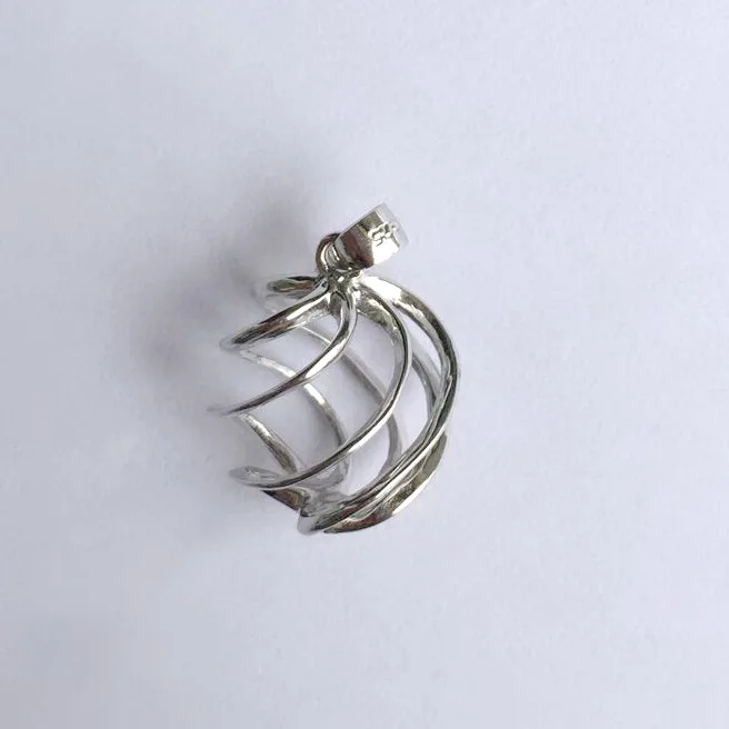 Пустотелая витая клетка в форме шара медальон из серебра 925 пробы можно держать 11