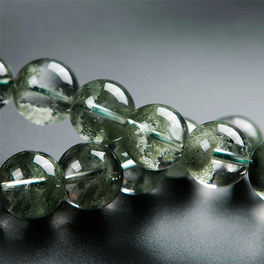 Браслет женский и мужской из натурального зеленого фантомного кварца с шармами