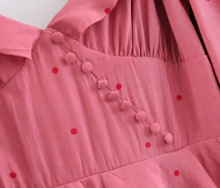 Женское винтажное асимметричное платье в горошек розовое с открытыми плечами и