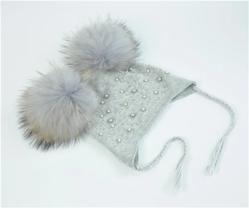 Light grey match fur Детская теплая зимняя шапка с двойным меховым помпоном, вязаная шерстяная шапка для маленьких мальчиков и девочек, Шапка-бини с помпонами из натурального меха енота - Цвет: Light grey match fur