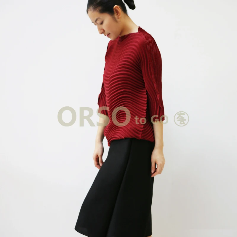 Женская футболка Changpleat черная свободная большого размера с плиссированной