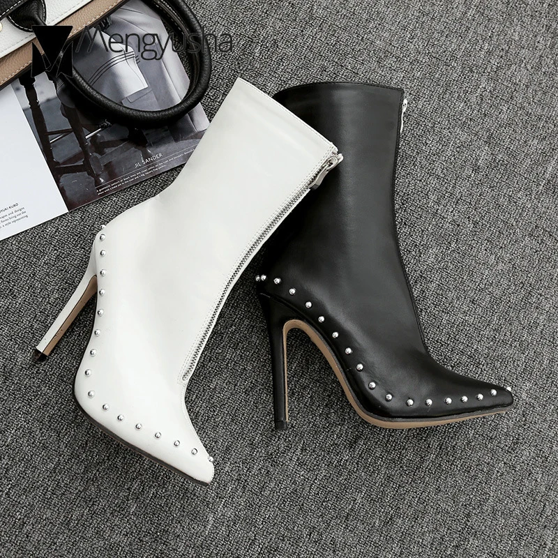 Botas mujer/белые кожаные ботинки в стиле панк с металлическими заклепками на молнии спереди; женские брендовые ботинки для верховой езды в европейском и американском стиле; большие размеры 41, 42