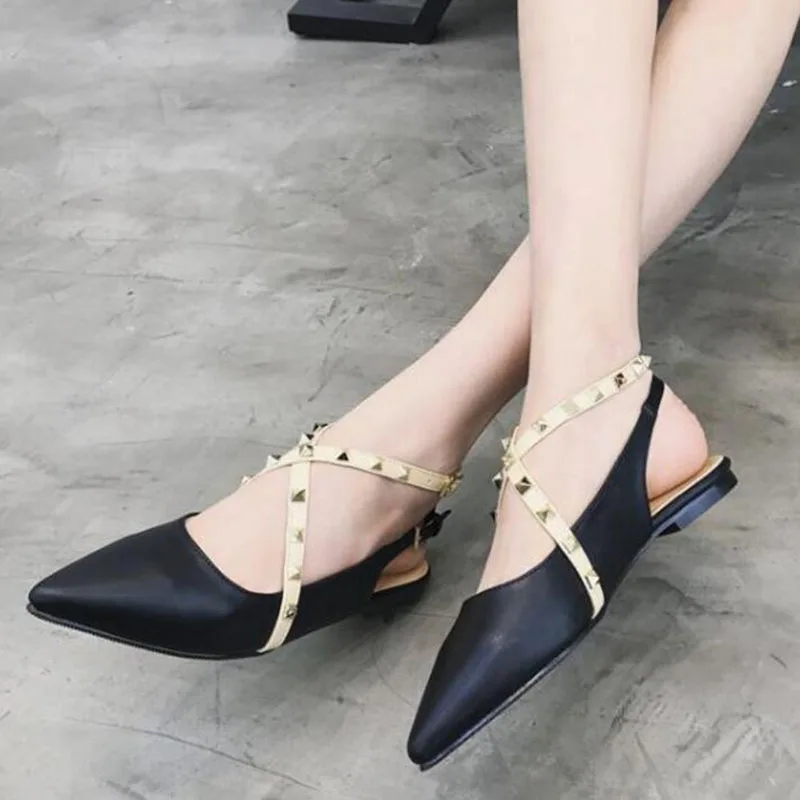 Женские туфли на плоской подошве заостренный носок заклепки перекрестные
