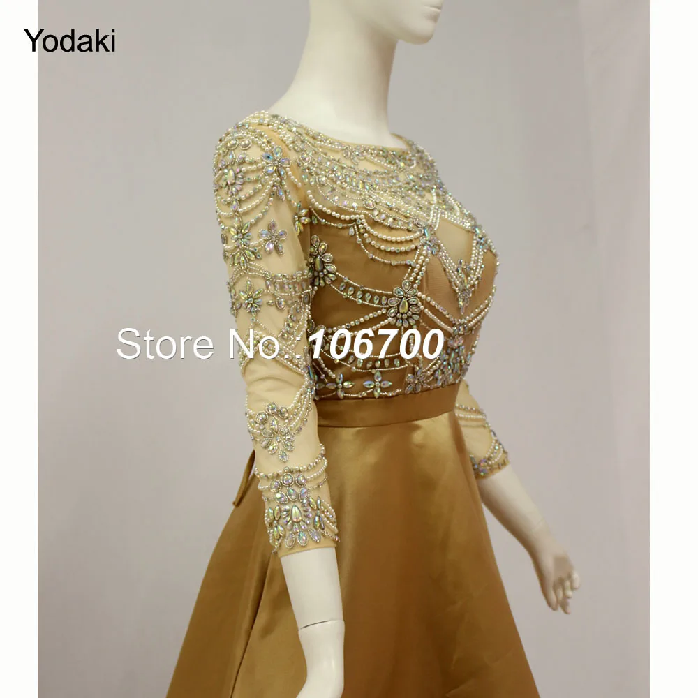 Короткое платье для выпускного вечера с рукавом три четверти и вырезом