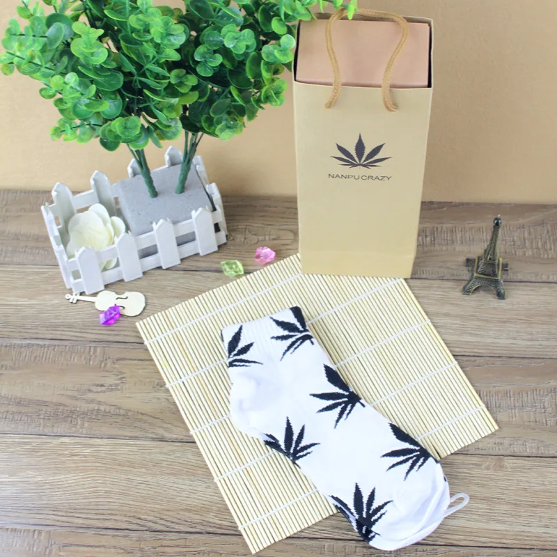 

New fashion leaves leaf socks men and women with maple leaf socks personalized hip hop skateboard socks
