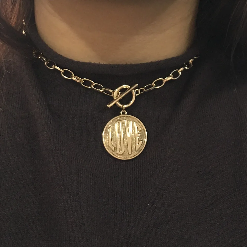 Модный золотой цвет обшивки текстурированная подвеска в форме букв "Love" T бар ожерелье для женщин и девушек