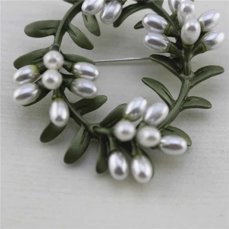 New European and American retro style exaggerated green baking paint inlaid imitation pearl alloy brooch | Украшения и аксессуары