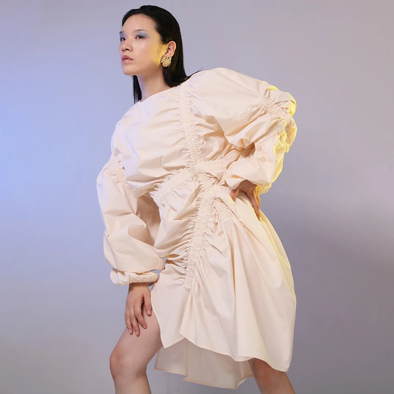 TWOTWINSTYLE с пышными рукавами женское платье нерегулярные Ruched эластичная Туника Высокая талия splited платья для женщин женский Harajuku осенняя одежда