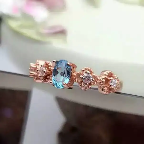 Женское кольцо из серебра 100% пробы с натуральным голубым топазом 4 Х6 мм |