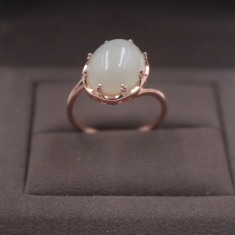 Женское кольцо из чистого серебра пробы с нефритом цвета розового золота
