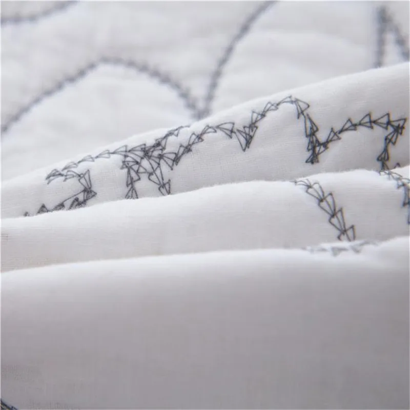 Стеганое покрывало с вышивкой из 100% хлопка серого и белого цвета для кровати