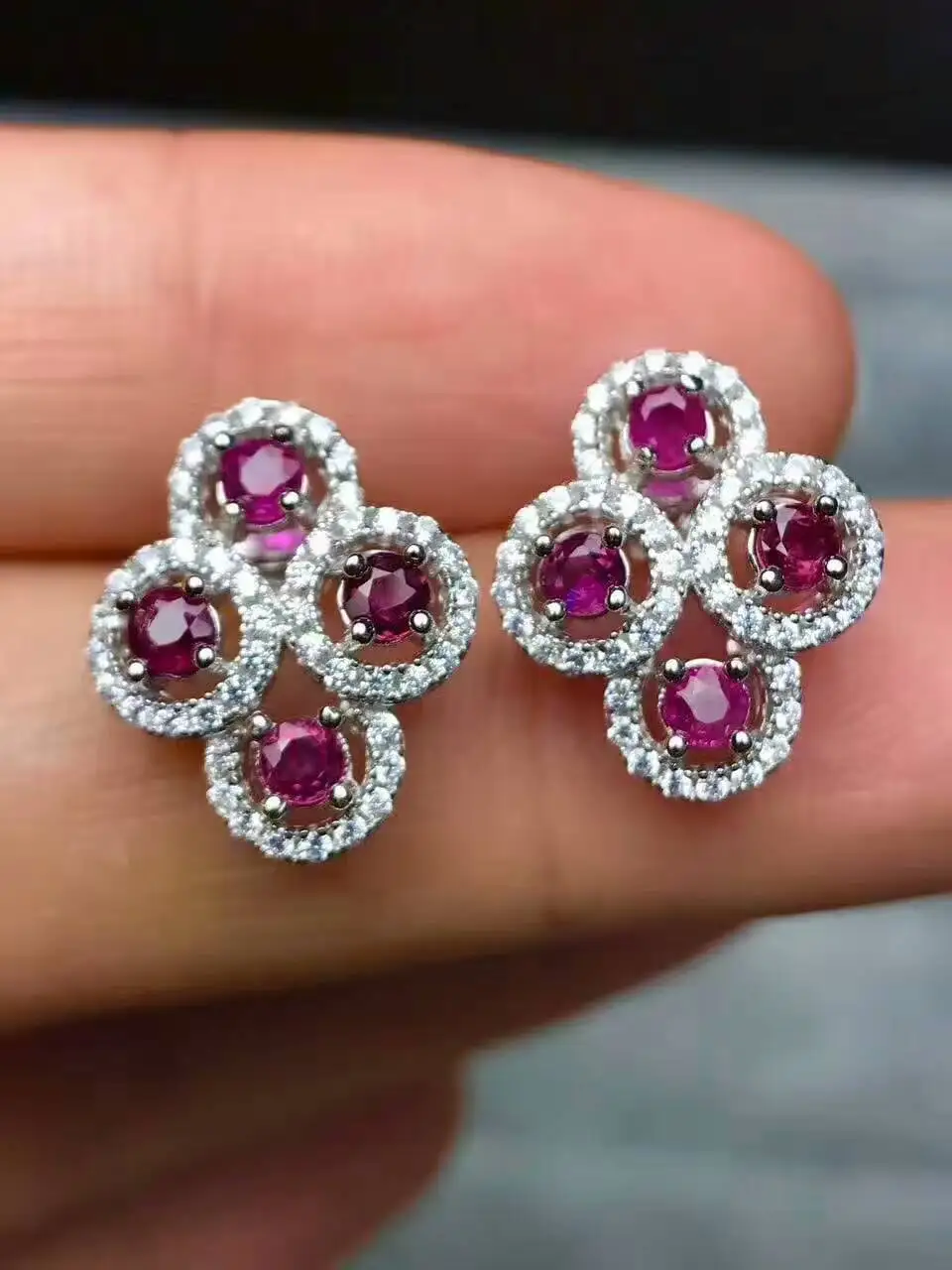 

Серьги-гвоздики женские из серебра 925 пробы, с натуральным красным Рубином