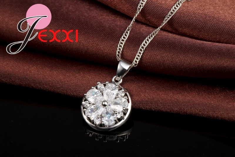 Набор ювелирных изделий из ожерелья и серёг с кристаллами в виде снежинки |