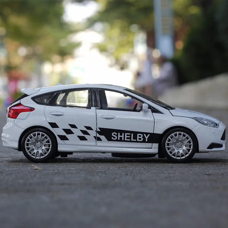ZXZ 1:32 Бесплатная доставка Ford Focus сплав литье под давлением модель потяните назад