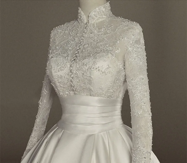 Винтажное кружевное свадебное платье с высоким воротом и пуговицами на