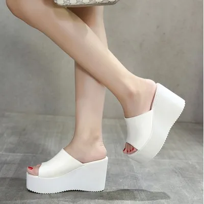 Новая темпераментная черная замшевая тапочка на платформе пикантная модная