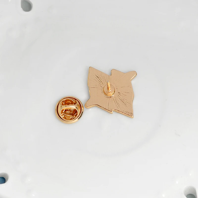 Симпатичная брошь в виде мультяшного мобильного айсберга белая синяя Снежная