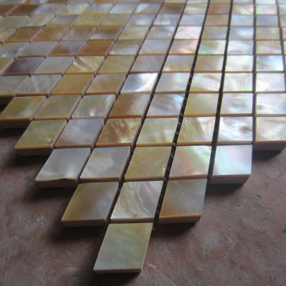 Желтая мозаичная плитка в виде ракушки на сетке с подложкой из керамической