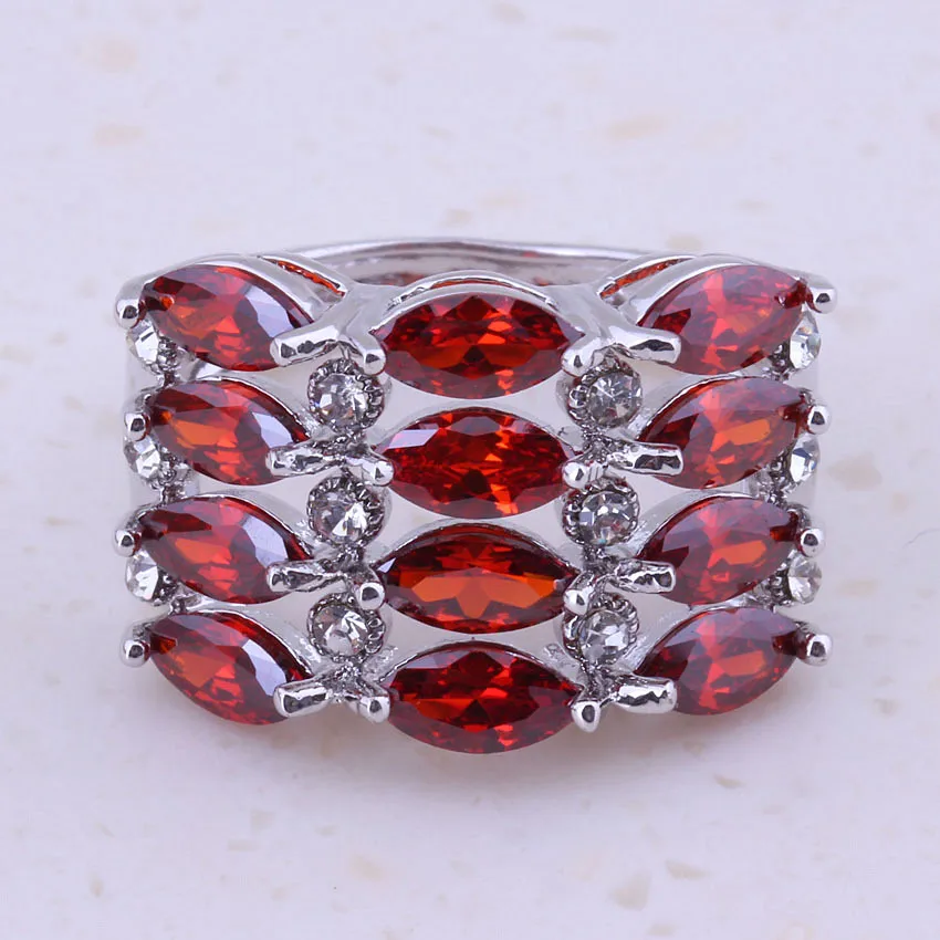 Очаровательные красные кольца с гранат и белым цирконием посеребренные для