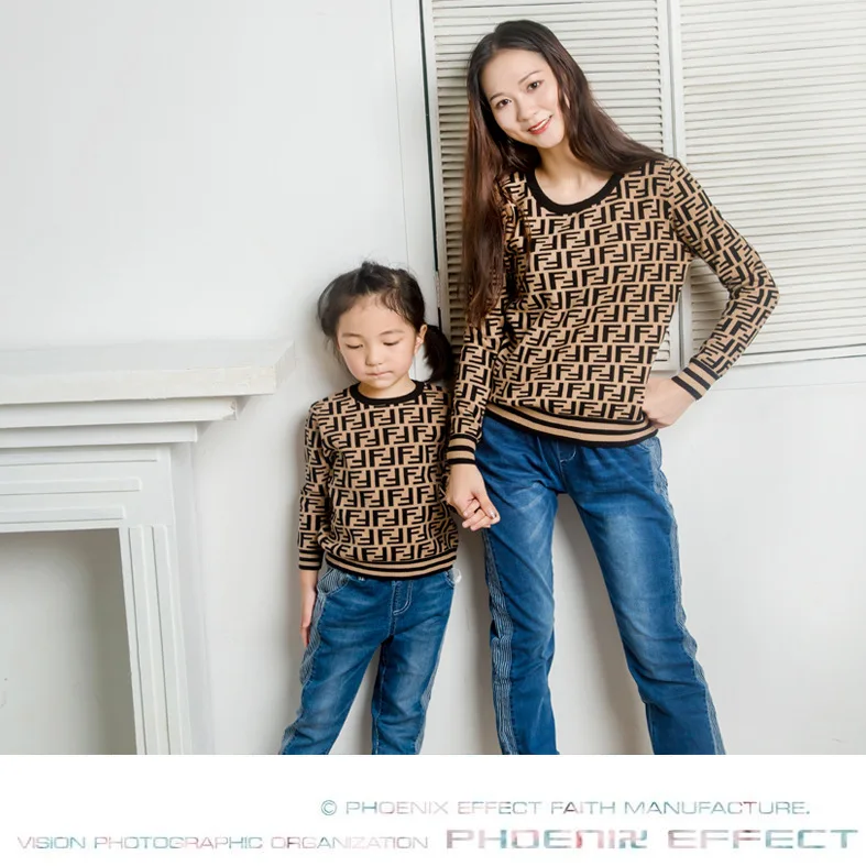 Brown F long sleeve Осенне-зимний свитер с буквенным принтом и круглым воротником и длинными рукавами с буквенным принтом F Одинаковая одежда для мамы и детей - Цвет: Brown F long sleeve