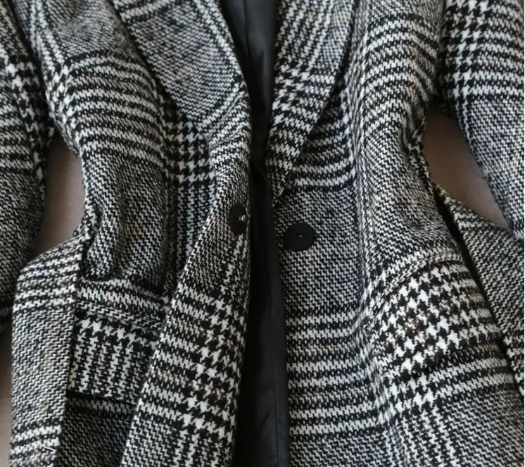 Женское шерстяное пальто с пуговицами серое приталенное средней длины отложным