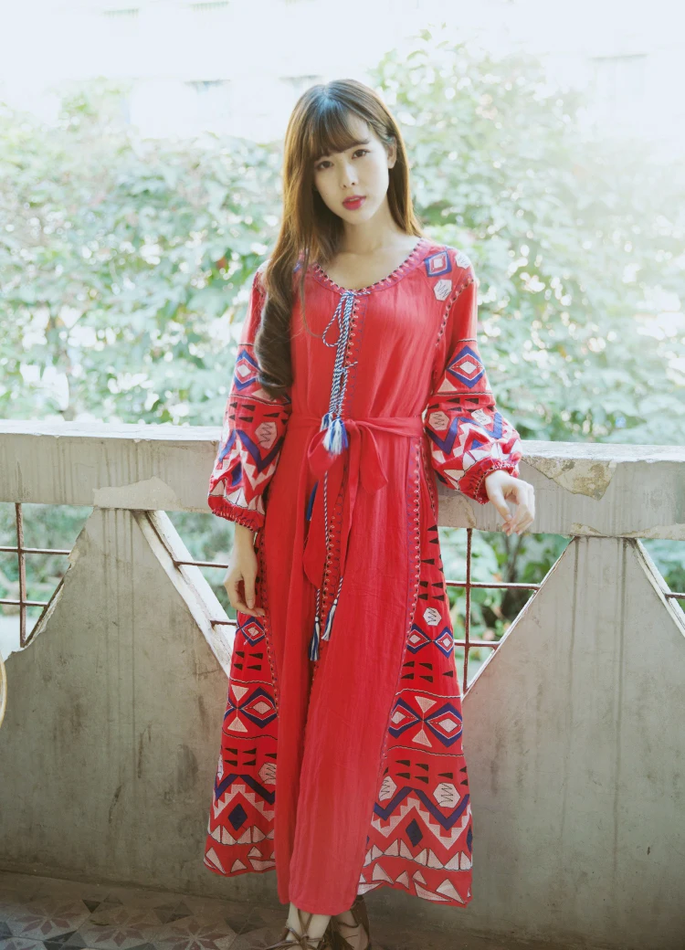 Украинское женское платье льняное макси с вышивкой рукавом-помпоном и