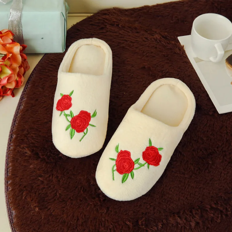 Женские тапочки на мягкой подошве с вышитыми розами домашние из дерева удобная