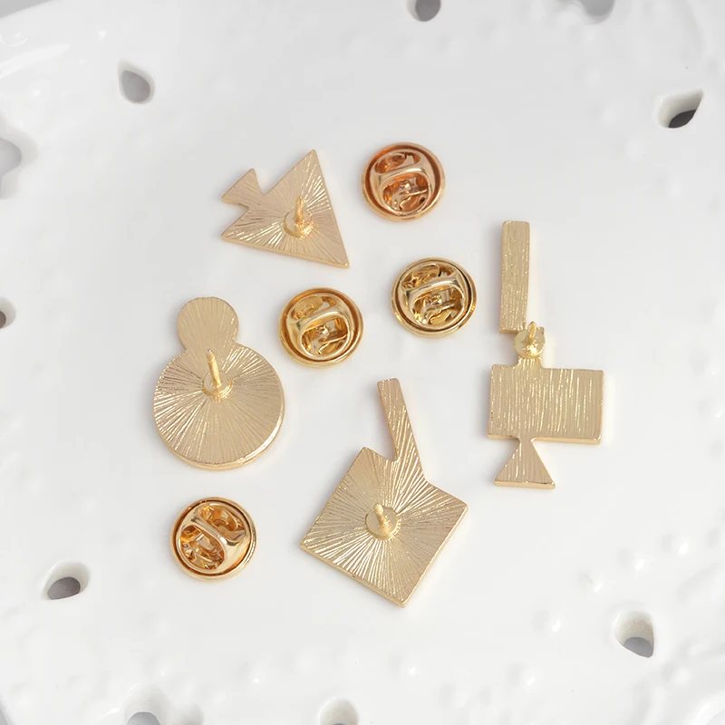 С рисунком в виде геометрических фигур Танграм брошь эмалированный штифт и