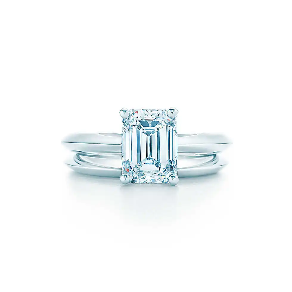 Женское кольцо из белого золота 585 пробы с имитацией бриллианта | Украшения и