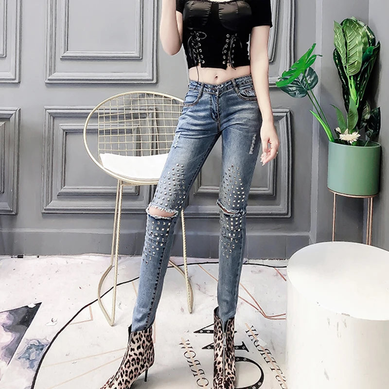 Длинные узкие брюки джинсы с высокой талией женские рваные потертые на молнии