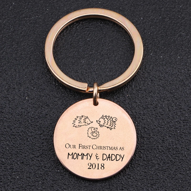 Круглый брелок для ключей Ежик выгравирован наш первый Рождество как мама и папа