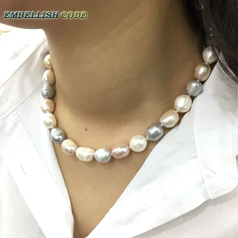 Специальное около круглое полубарочное ожерелье-чокер с неровным жемчугом белый