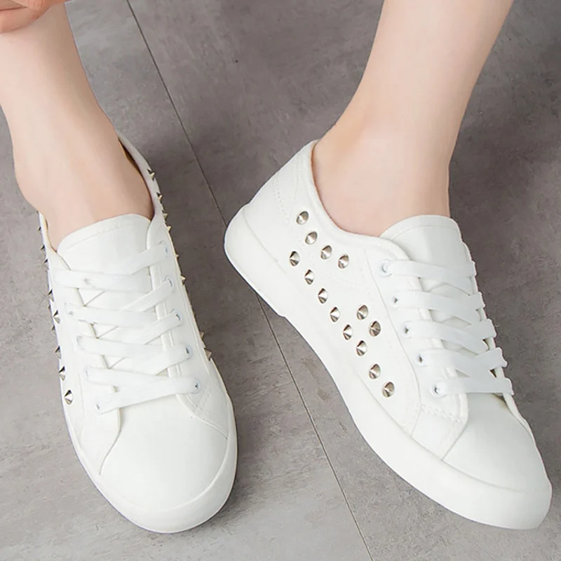 Модная парусиновая обувь с заклепками женские легкие прогулочные белые