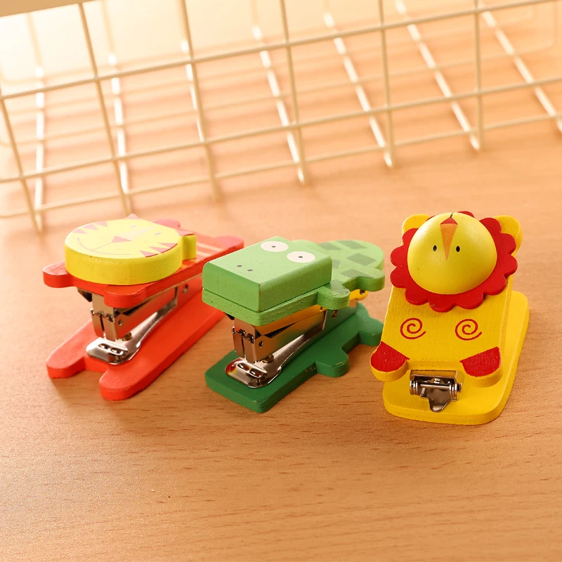 Милый мультяшный мини-степлер для дерева 1 шт. Карманный ручной степлер