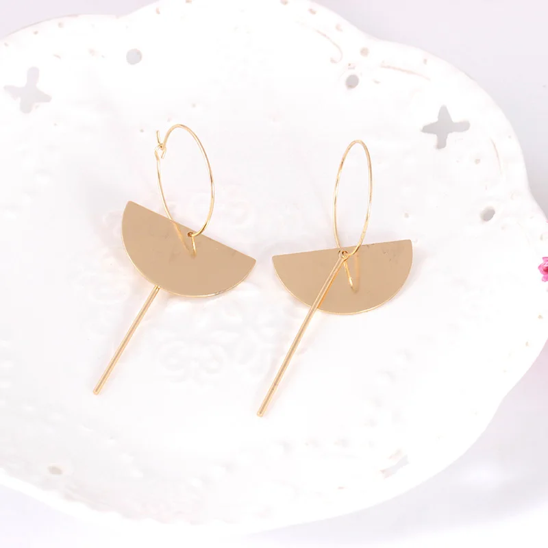 Женские длинные серьги золотого цвета простые висячие с геометрическим узором