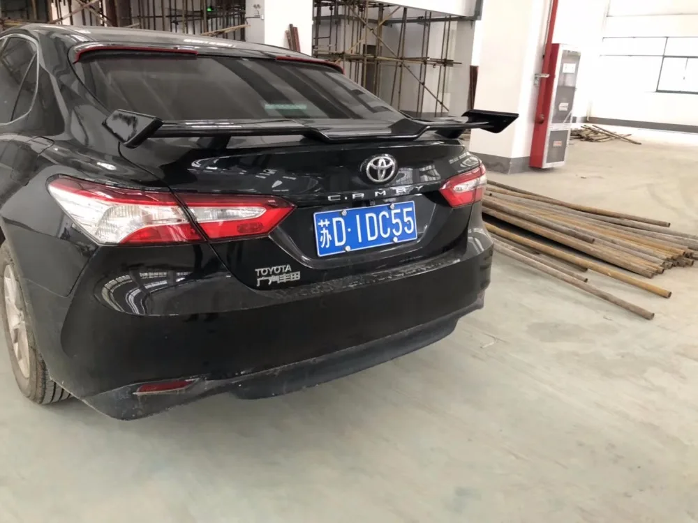 Для toyota Camry высокое качество и твердость ABS материал большой спойлер с цветной краской дизайн camry спойлеры