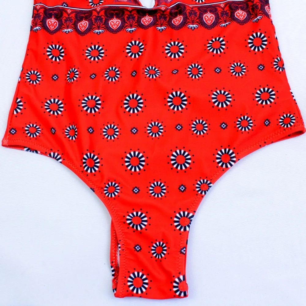 Женский слитный купальник с глубоким V-образным вырезом и перекрестными лямками |