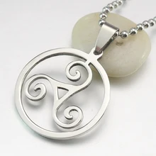 Ожерелье с круглым кулоном из нержавеющей стали Triskelion Triskele