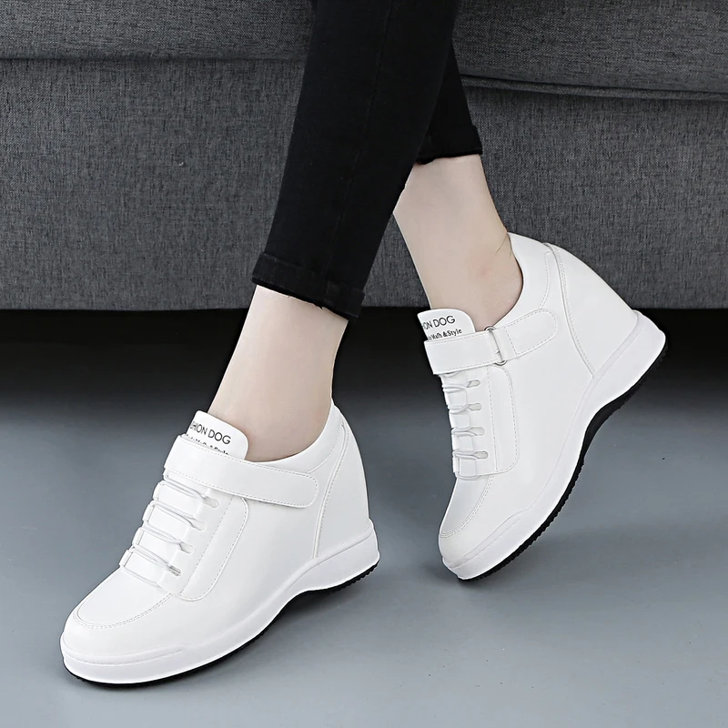 white wedge sneakers Новинка года; женская обувь из вулканизированной кожи; Цвет белый; Брендовые женские повседневные кроссовки на платформе в стиле ретро; обувь на толстой танкетке, визуально увеличивающая рост; zapatos mujer - Цвет: white wedge sneakers